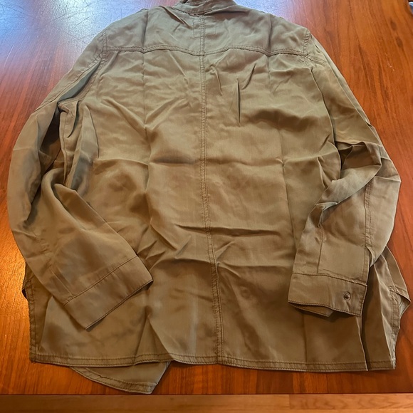 Green button down - Picture 2 of 3